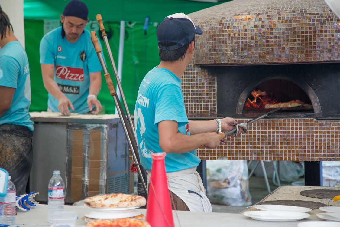 窯を持ち込み焼いている。