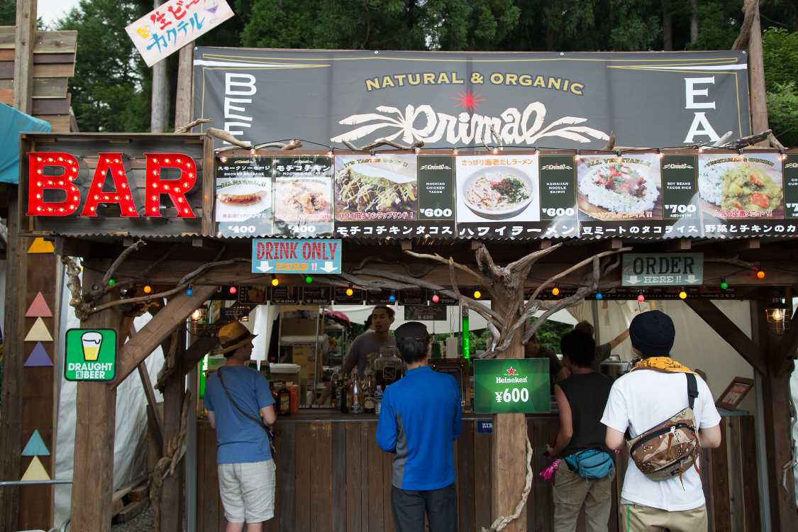 店舗装飾に木の枝を多用するようになった。