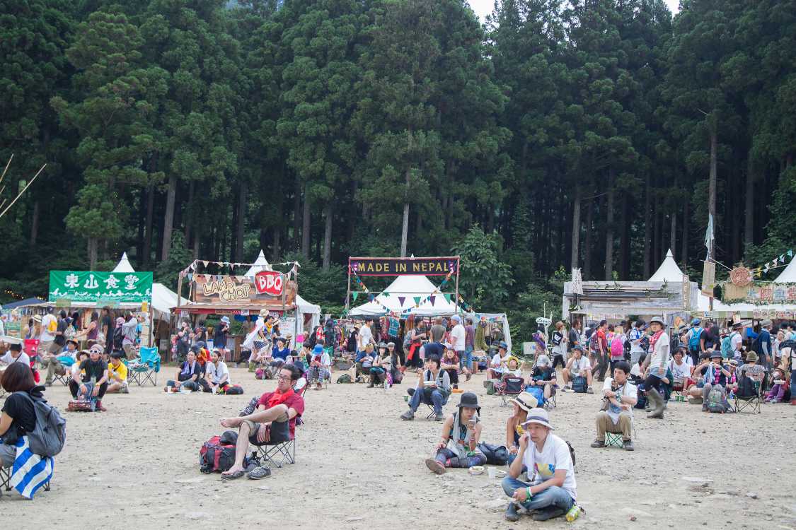 アバロンフィールド側の店舗群。スロータートルから太陽食堂まで店も並び方も昨年と全く同じ。固定化はつまらない。