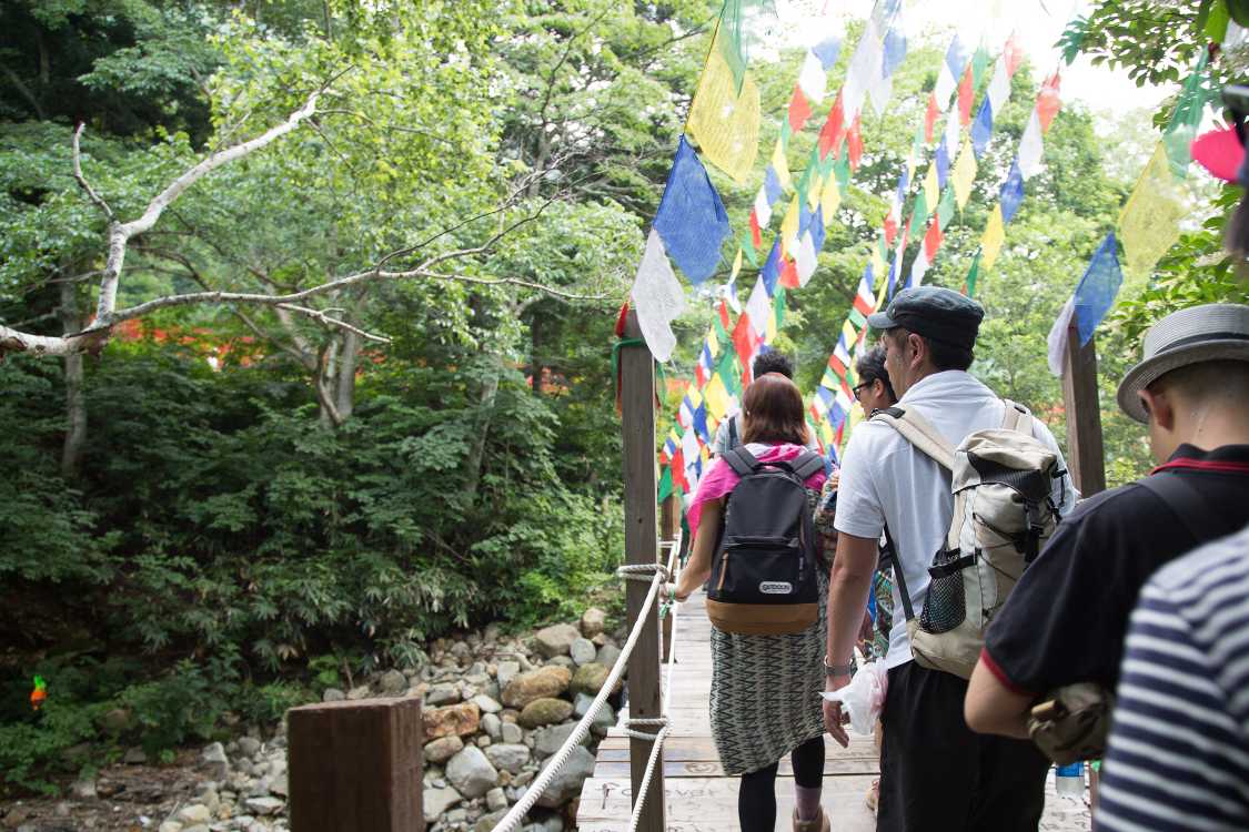 欄干が板だったこともありましたが近年はロープです。