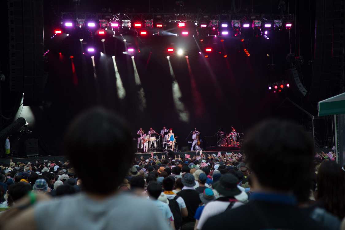 ステージ上で衣装替え。トランスミッタとみられるものが右足に、禁酒法時代のブートレッグのようについており、そのイメージがマリリン・モンローを思わせる。オードリー・ヘプバーンのような白のワンピースからマリリン・モンローのような青のレオタードへの変化はライブ中のイメージ転換と関係しているのか。