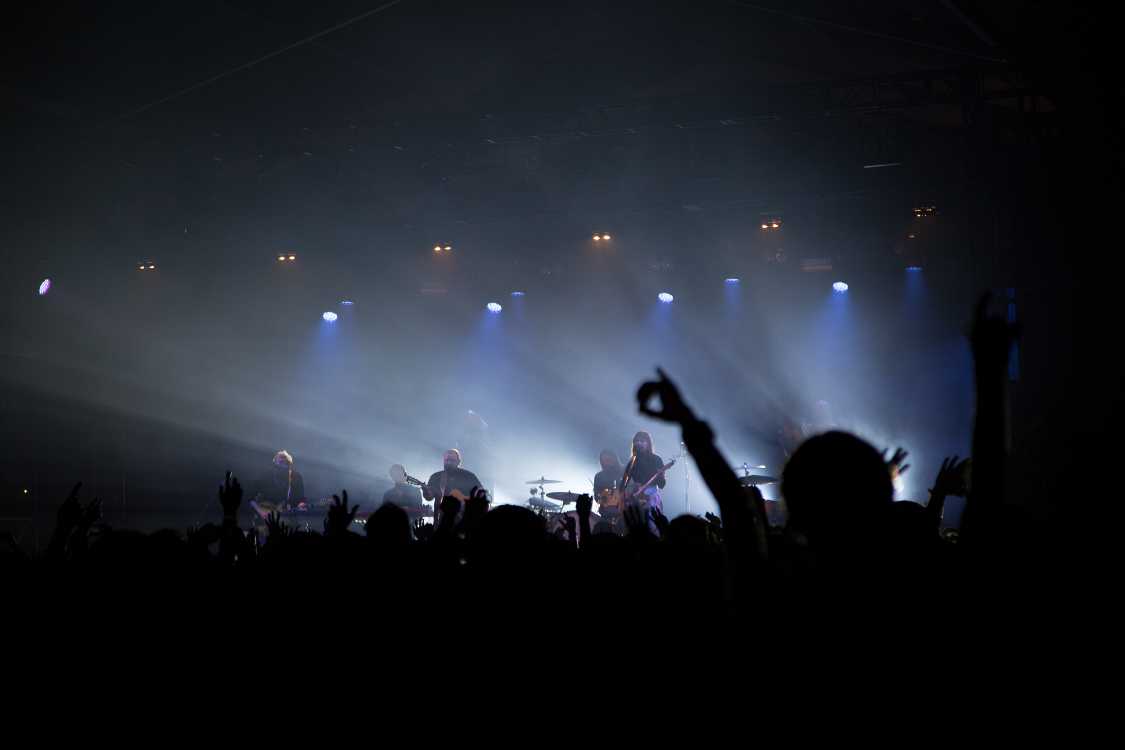 前回はホワイトステージだった。曲調や雰囲気的に夜の野外が似合う。「リトル・トークス」は盛り上がった。