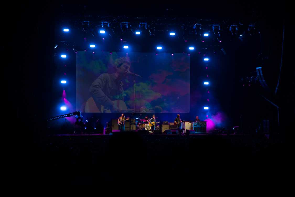 ノエル・ギャラガーズ・ハイ・フライング・バーズ。オアシスの曲も途中に挟み、「ホワットエヴァー」もやっていた。最後の曲はオアシス時代と同様「ドント・ルック・バック・イン・アンガー」で、ソロになってもこの曲に代わりうる代表曲を出せていないことを自ら示した。