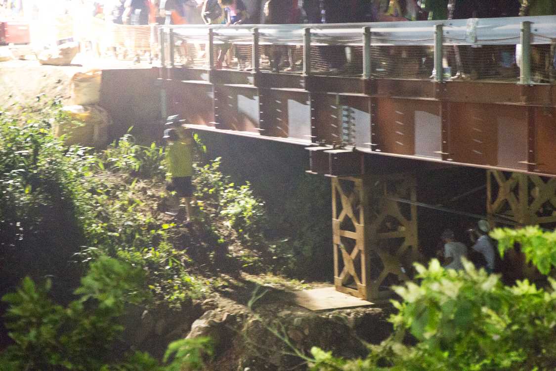 日曜のグリーンステージ終演後。橋の下でたばこを吸いながらスマホを見る人。