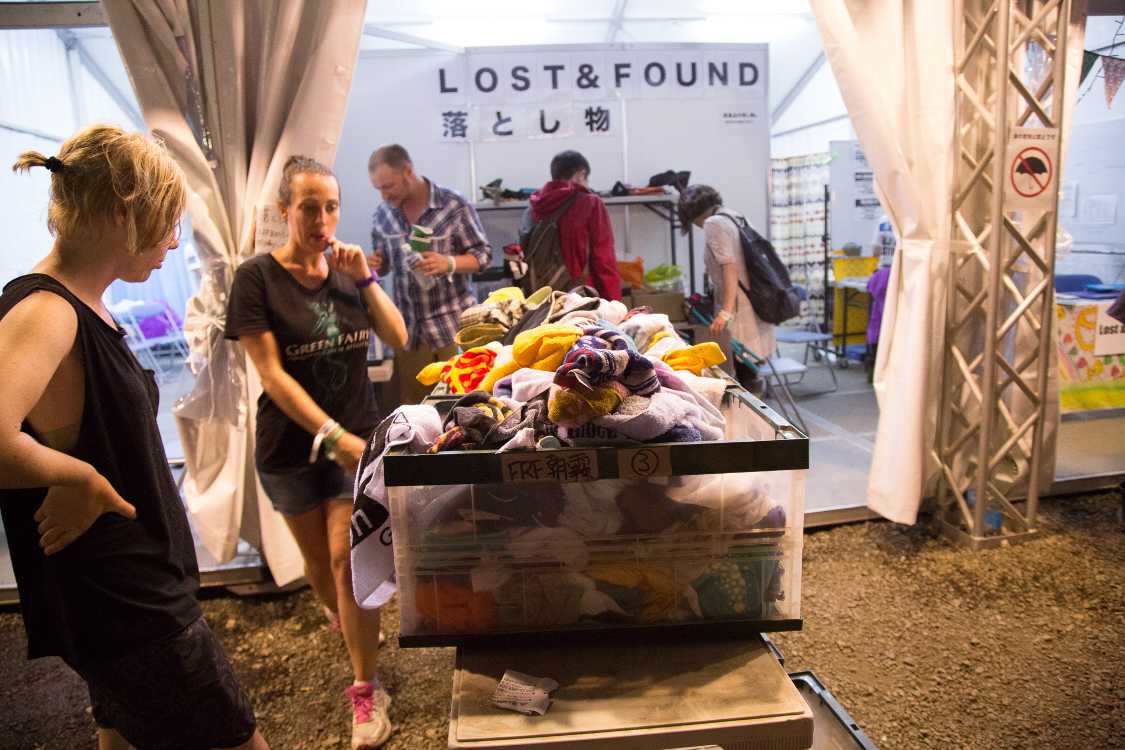 オアシスエリアインフォメーション。タオルの多くは持ち主に戻らないとみられる。