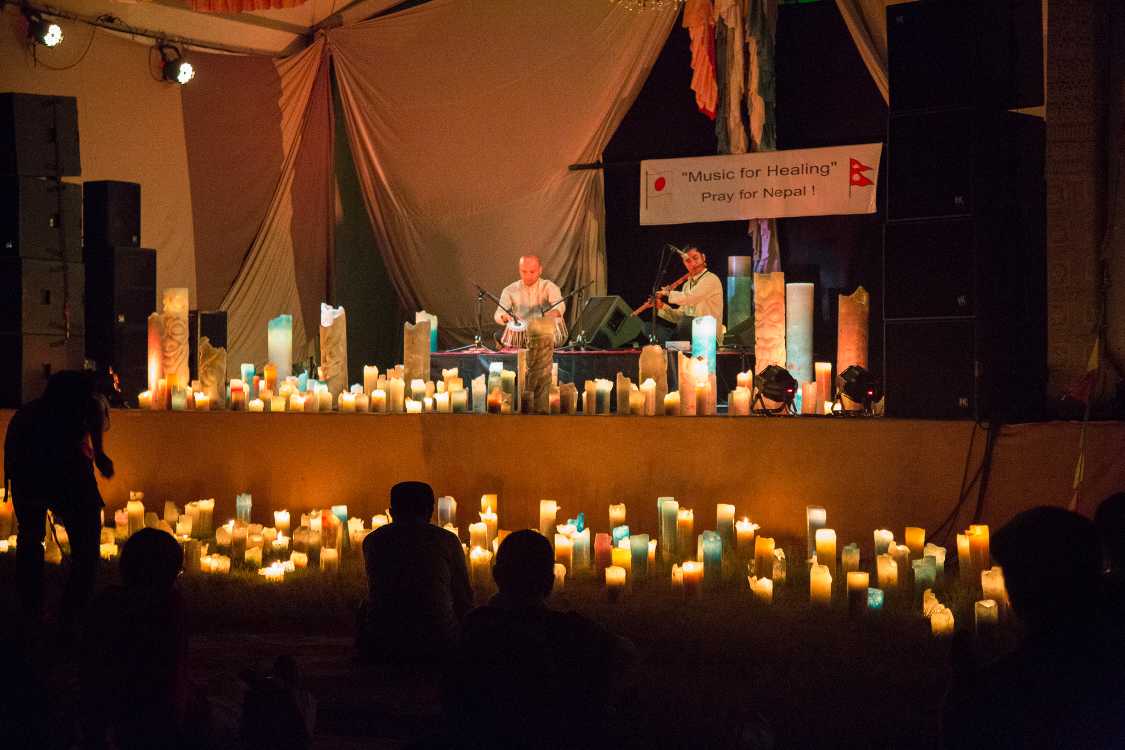 ステージ上、ステージ下にたくさんのロウソク。ピラミッドガーデンのみにできる演出。