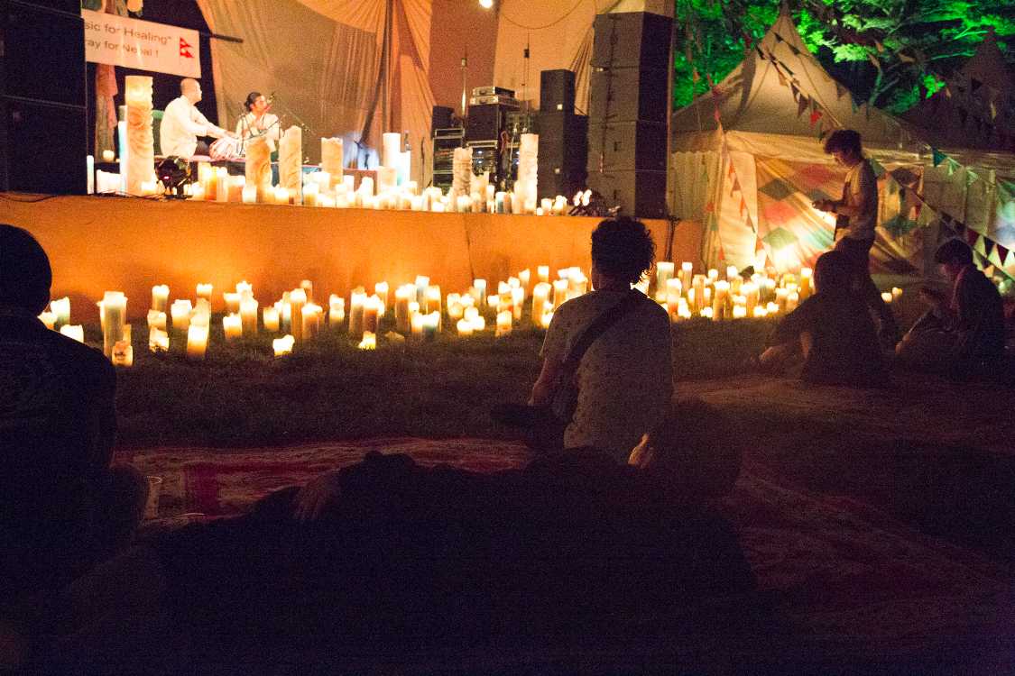 寝転がって見る人。