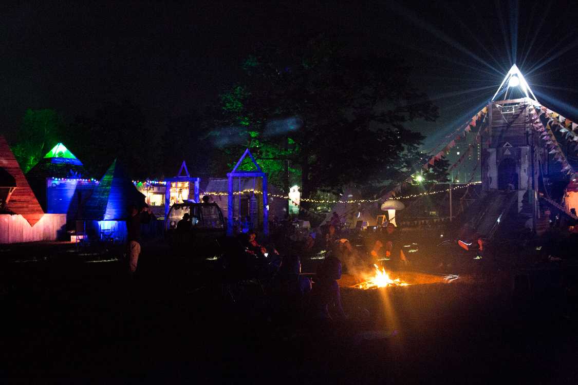 フィールドオブヘブンに似た雰囲気があるが、たき火やステージ前のロウソクは人が少ないからこそできる演出だ。