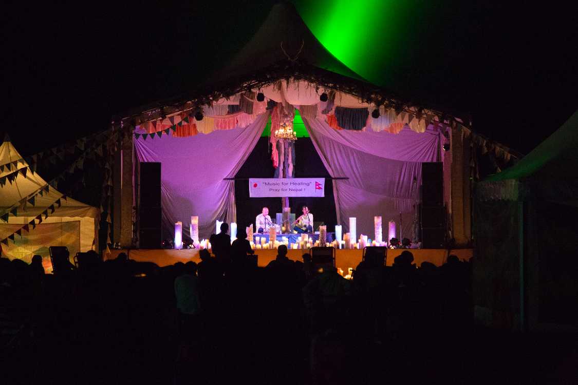 タブラとバンスリーだけで長時間演奏していた。