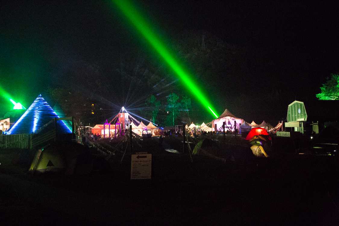 右の赤い光はキャンプサイトのテントの色なので、ピラミッドガーデンの光ではないが雰囲気に貢献している。