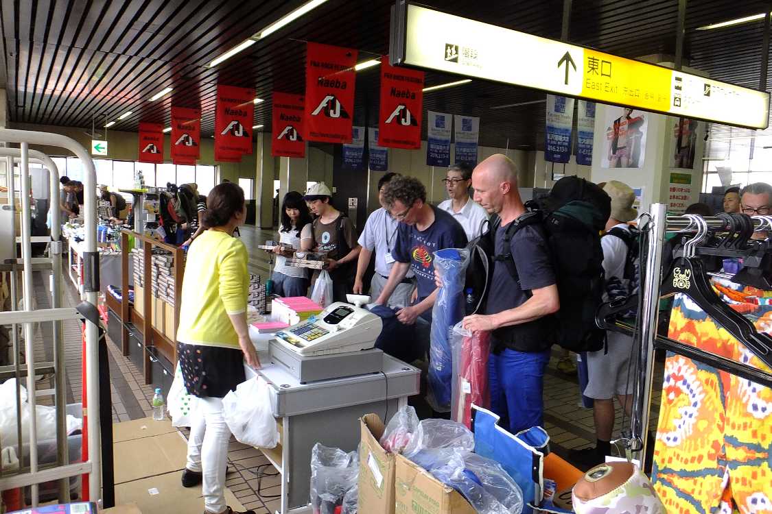 いすを買う外国人。