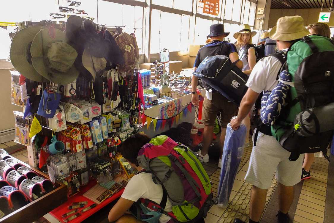 種類も数も限られるが、忘れ物ぐらいは買える。