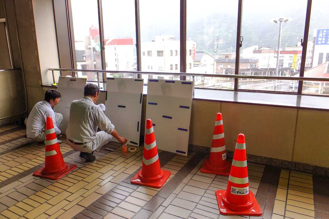 前夜祭の午前中も広告パネルの作業をしていました。