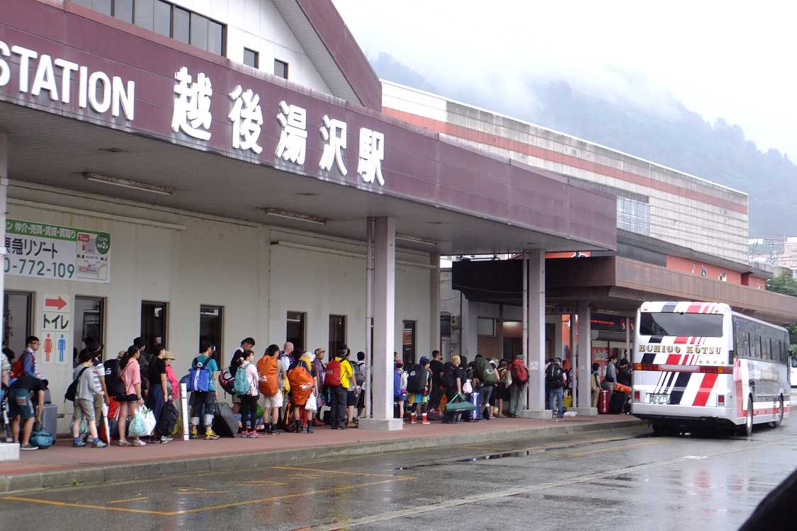 雨に濡れずにバスに乗れるというのが今回の改善点だった。