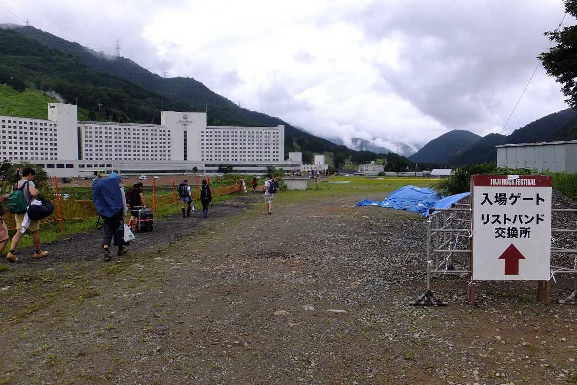 数百メートルを歩く。