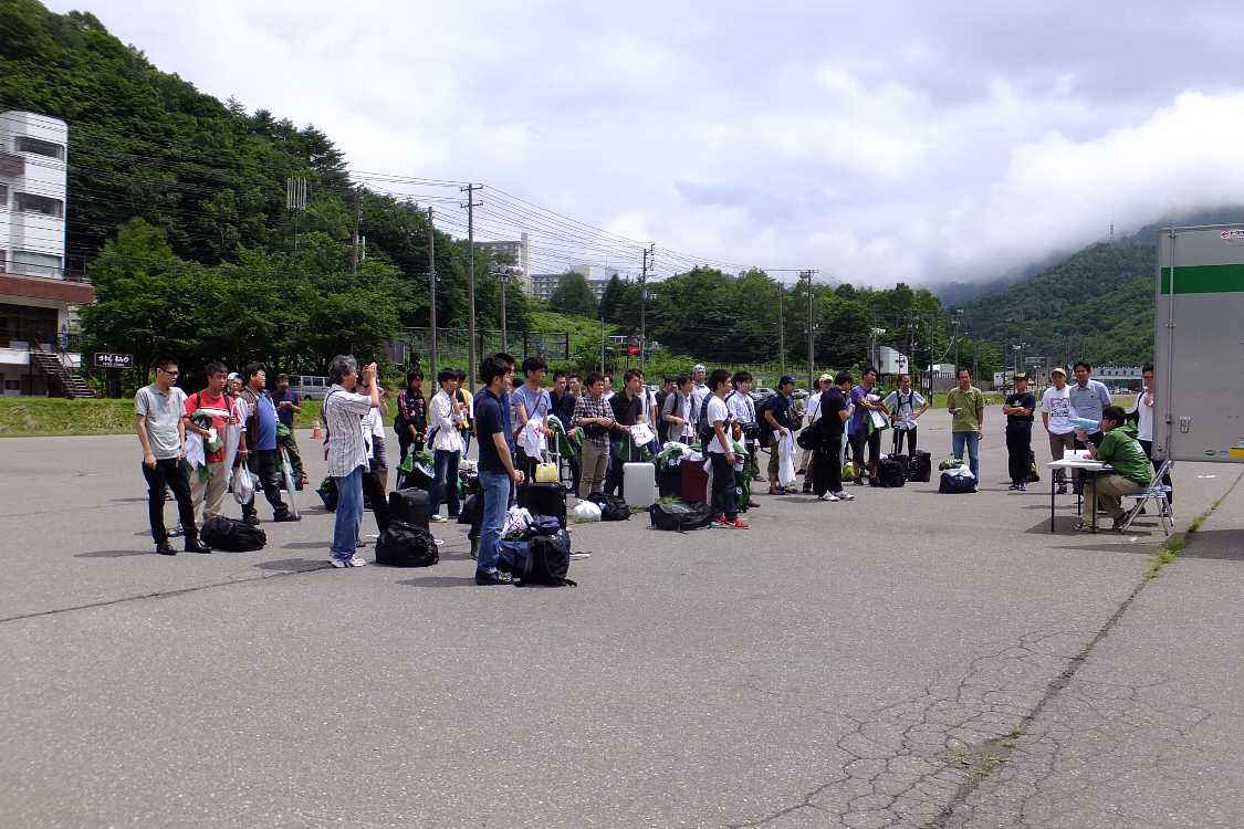 場外駐車場でアルバイトを集めて統括役が説明していた。協力的というよりは管理的な口調が気になった。