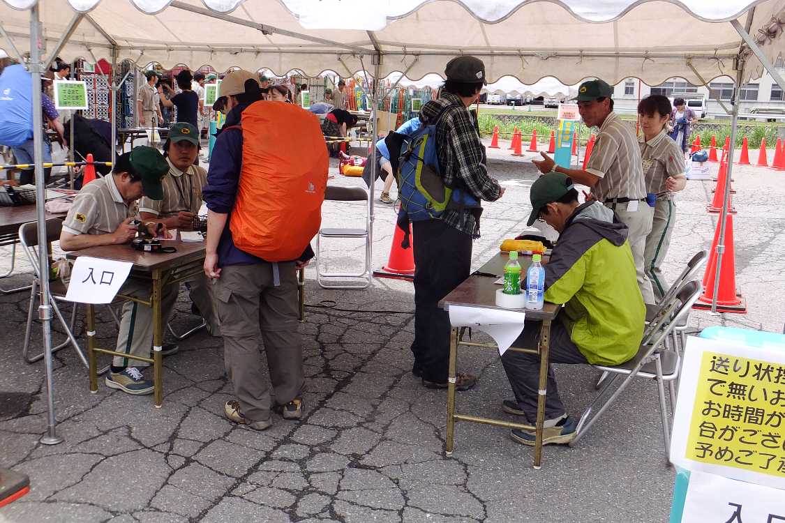 最初に荷物の置き場所をスマートフォンで検索する。