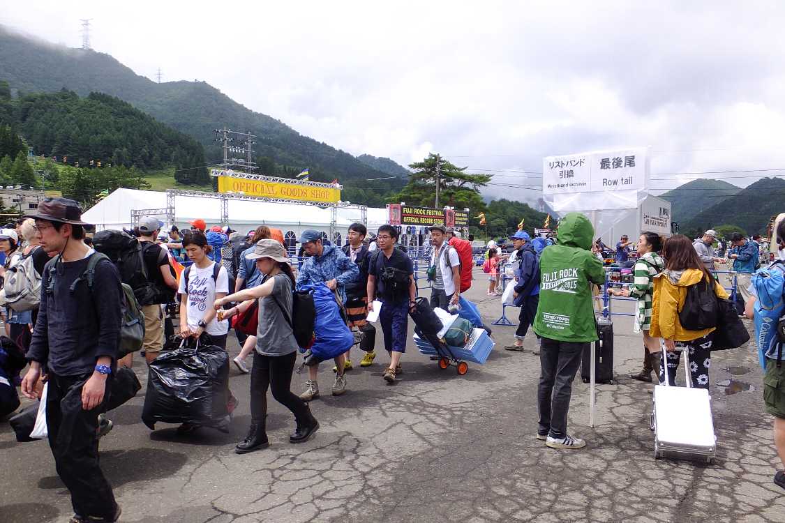 リストバンド交換最後尾。