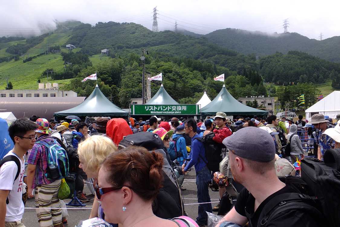 行列は早く進んでいく。