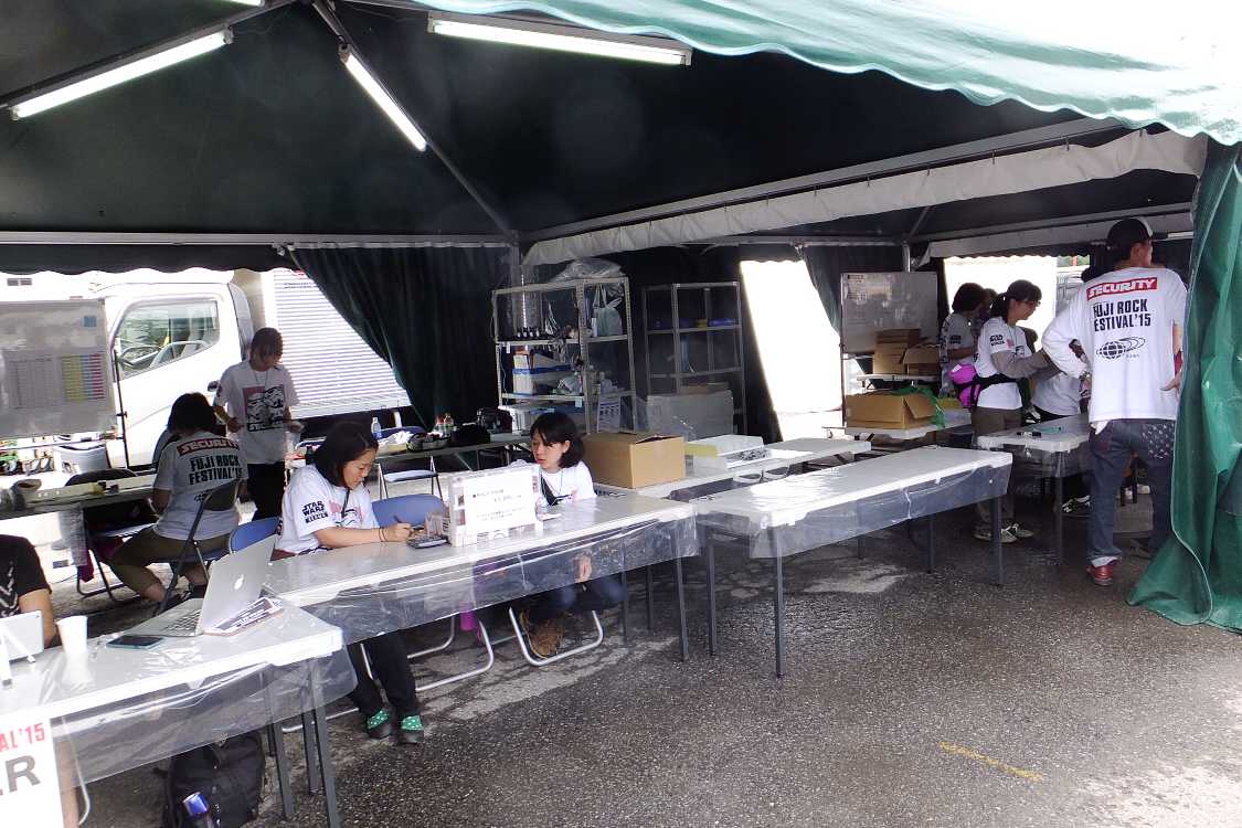 キャンプサイト券は隣で販売。