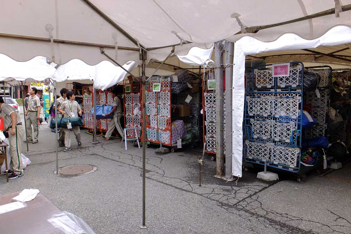 昨年までは送り主の名前でヤマト運輸側が荷物を分別していたが、今年は名前に関係なくロッカーの位置を登録し、送り状の番号でロッカーを検索している。名前で分別していくよりも効率的だ。