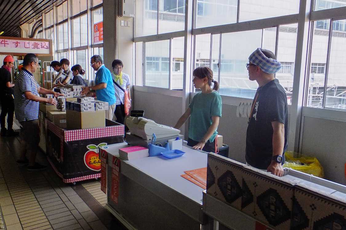 越後湯沢駅の売店。午後1時ごろ。パンフレットは残りわずか。