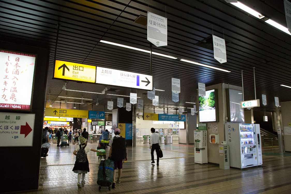 越後湯沢駅構内。例年と違うのは、フジロックの吊り広告ではなく現美新幹線だったことです。