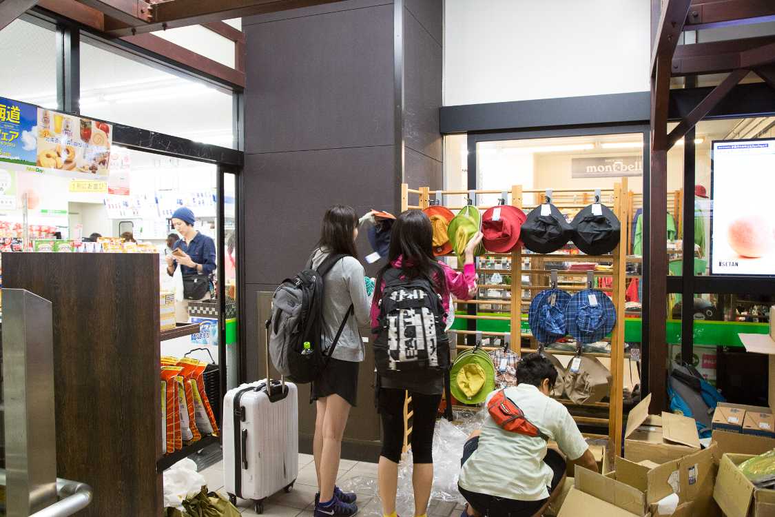 アウトドア用品メーカーのモンベルはもともと店内に常設展示があるようです。