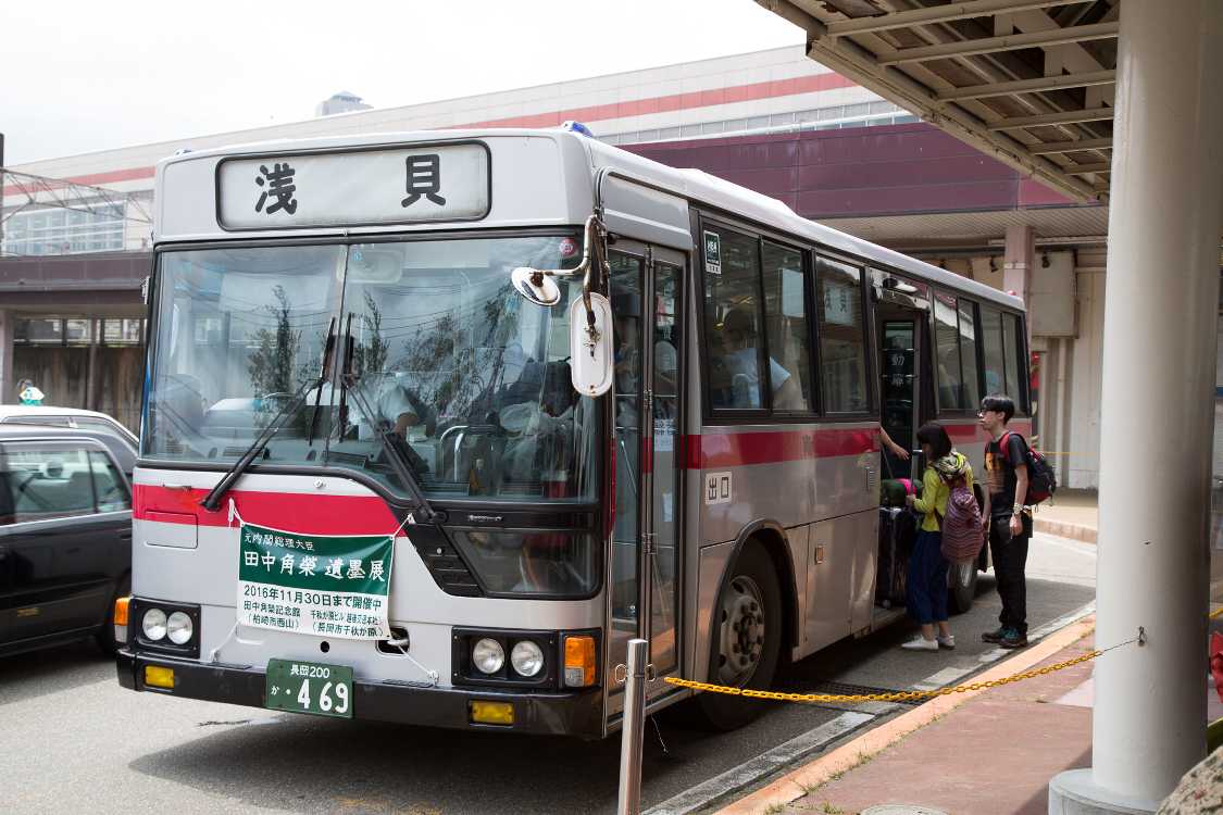 路線バス。バスの前面に田中角栄遺品展の宣伝があるのは、バスを運行する南越後観光バス、越後交通がかつて田中角栄の経営だったからでしょう。