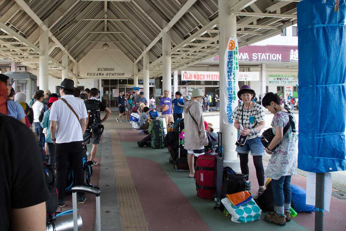 右側の列がシャトルバスの先頭。左側の列は路線バスの列。