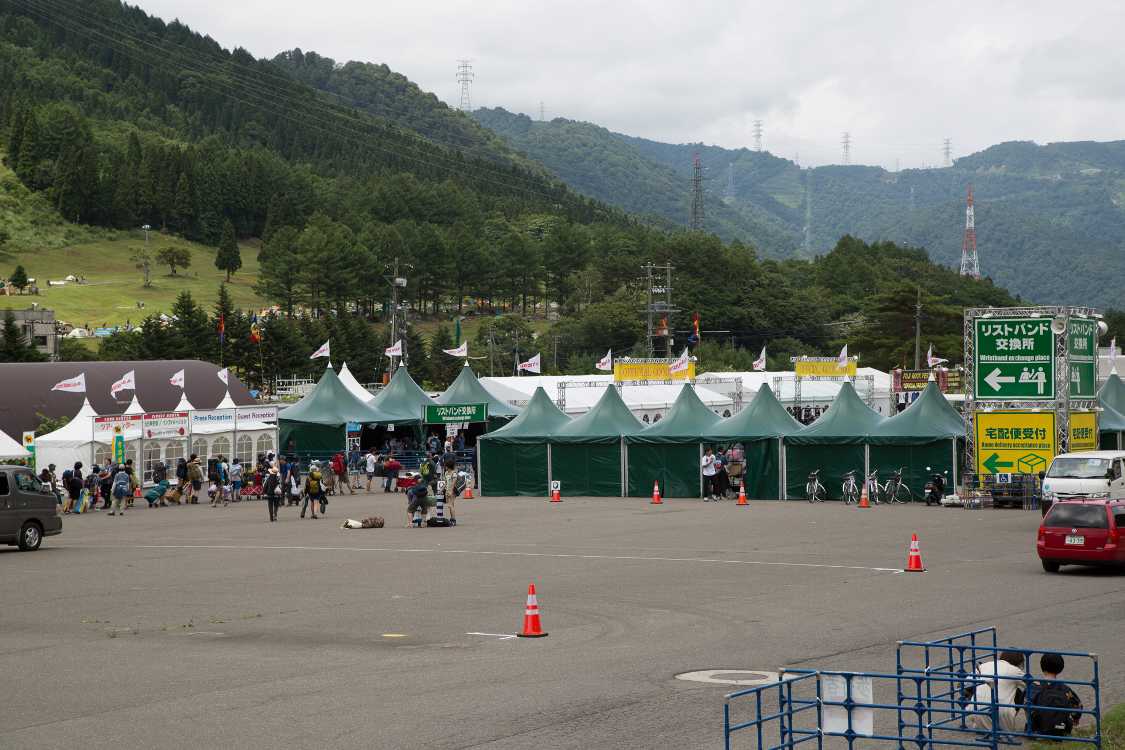 今年のフジロックの変更点その2、場外のテントとリストバンド交換所の標識がショップエリア寄りに移動。