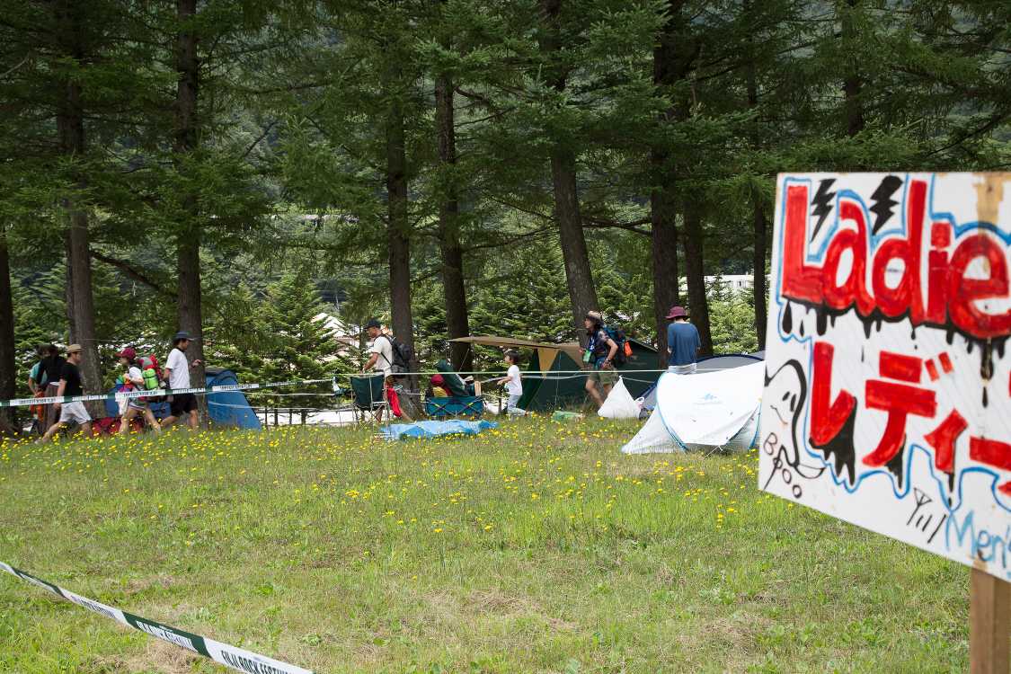 木曜のレディースサイト。一面に花が咲いているので設営しにくい。