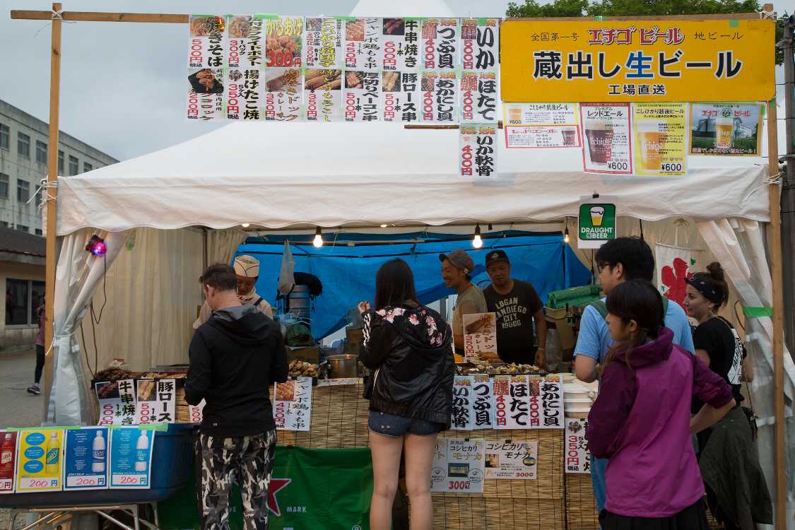 キャンプサイト前の飲食店。さかたや。