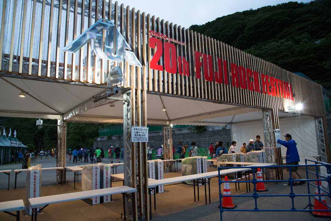 自動改札機のような機械が並んでいます。