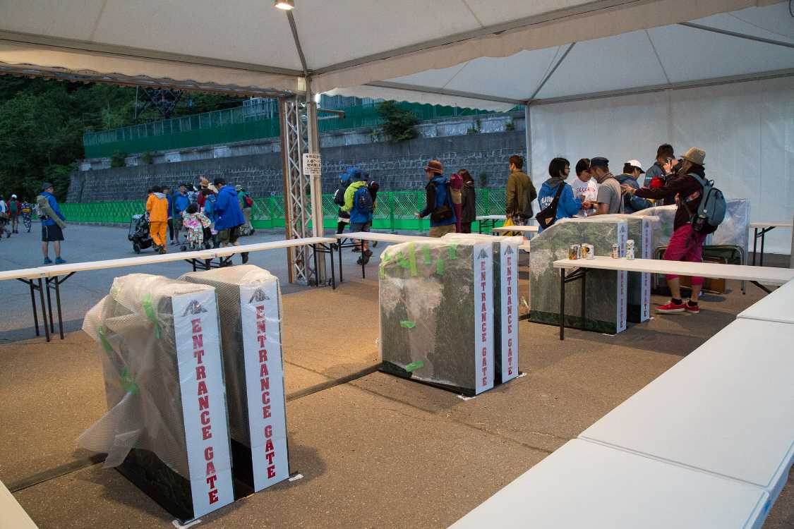 地面にマークが付いており、設置場所まで決められているようです。