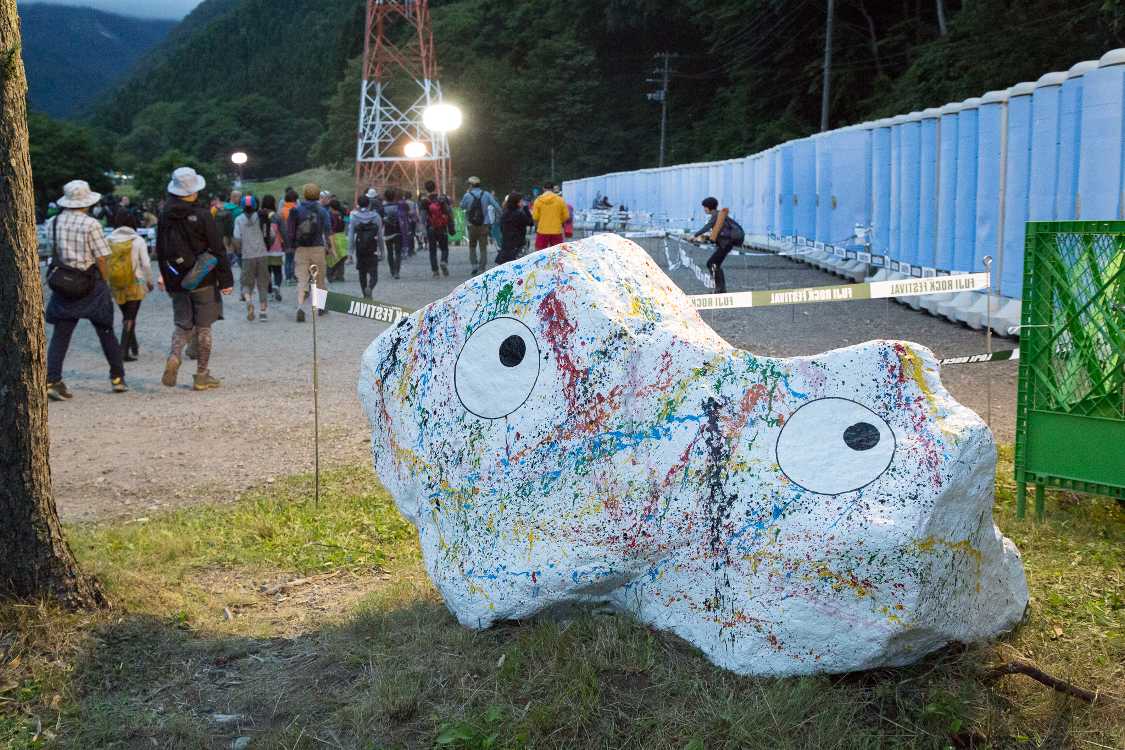 ジャクソン・ポロック風の石。目が描かれている石を総称して「ゴンちゃん」と呼ぶようです。イギリスのアーティストが制作。