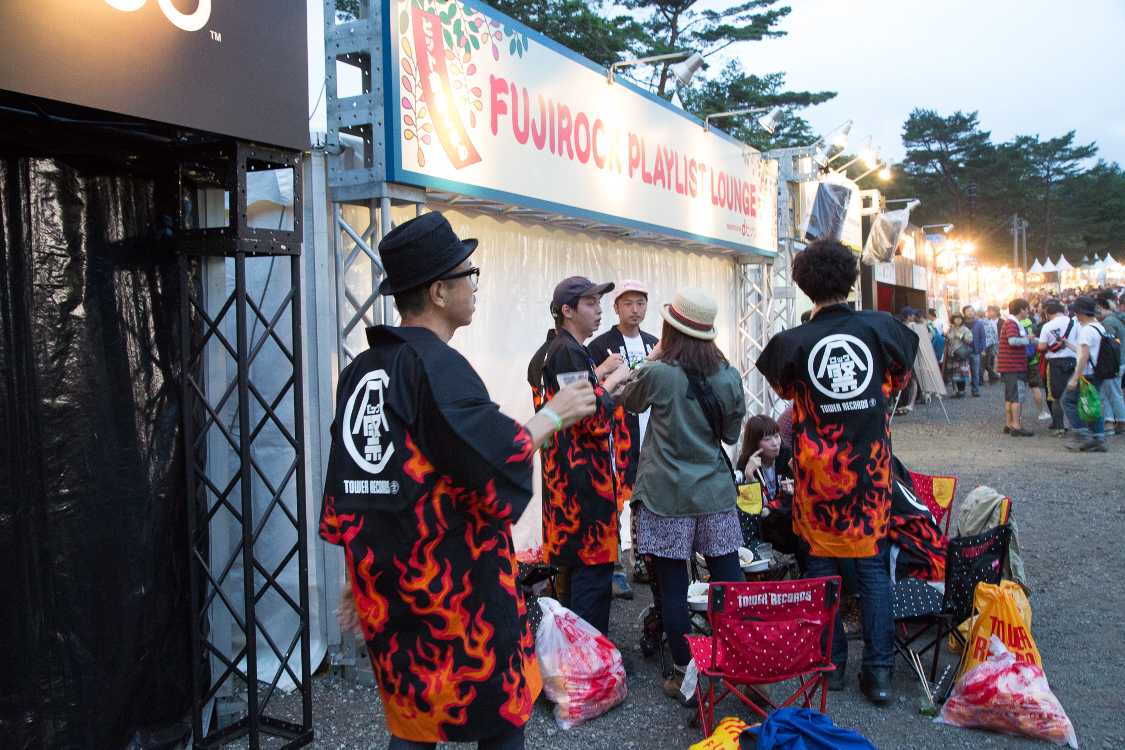 タワーレコードの関係者。櫓から投げるグッズの袋が見えます。