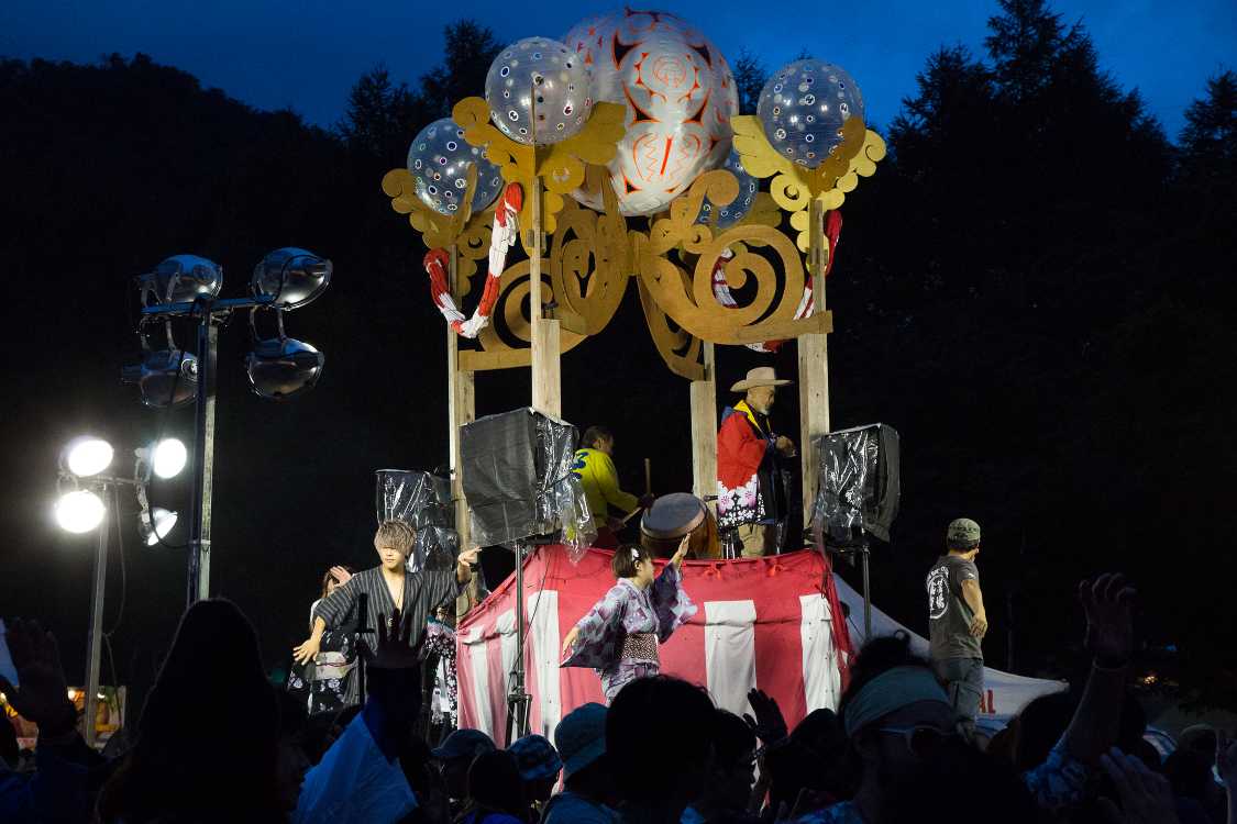 オアシスエリアの櫓。苗場音頭のとき毎年いたおばあさんが今年はいませんでした。