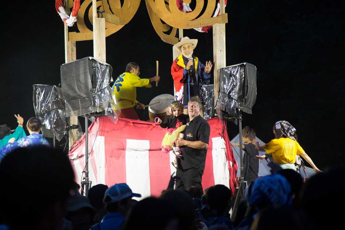 櫓で回る白人親子。