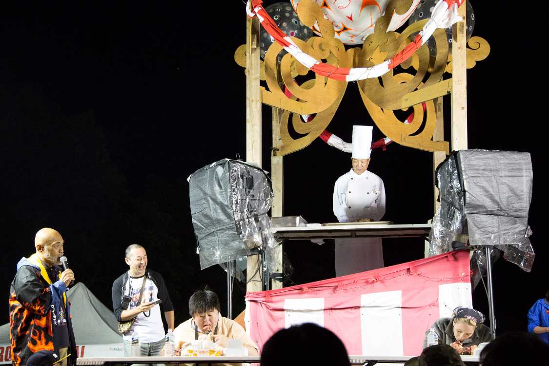 今年はローストビーフ。女性は手で、男性はフォークで食べていました。