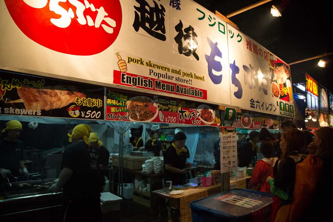 金六イレブンの店はオアシスエリアの奥。