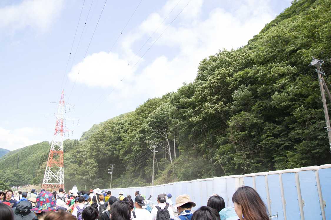 金曜の午前11時10分。早くも砂ぼこりが上がっていました。