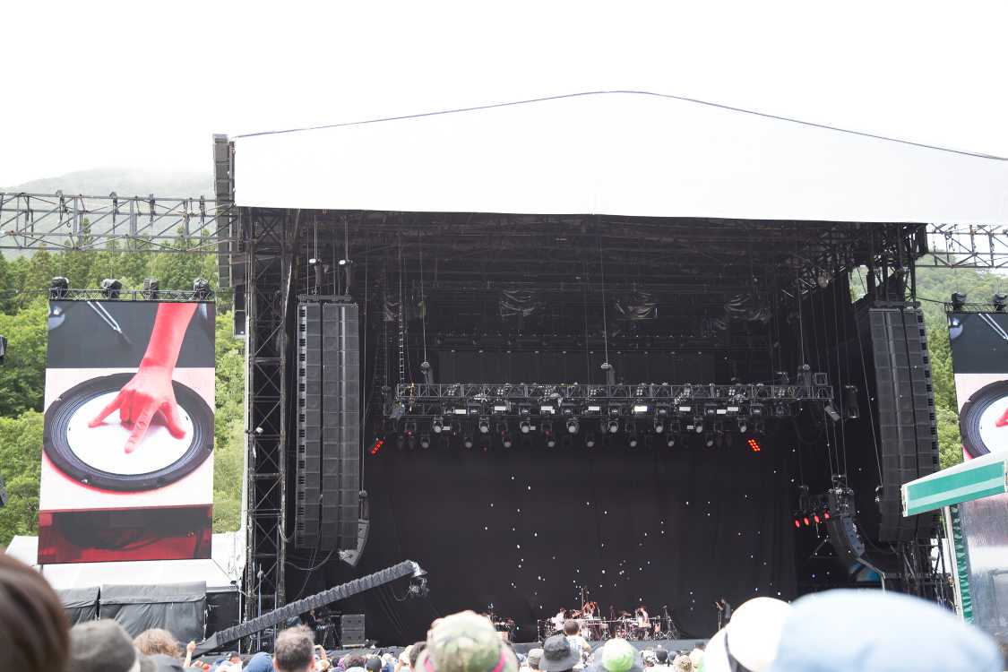 スピーカーに手を置いているのはヨシミ。