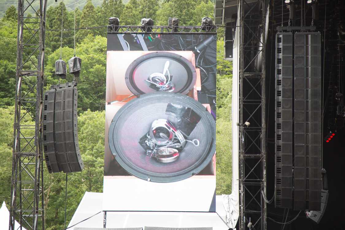 スピーカーの上に置かれた金属片の映像。ライブの音がこのスピーカーから流れ、音圧によって金属片が跳ね上がります。