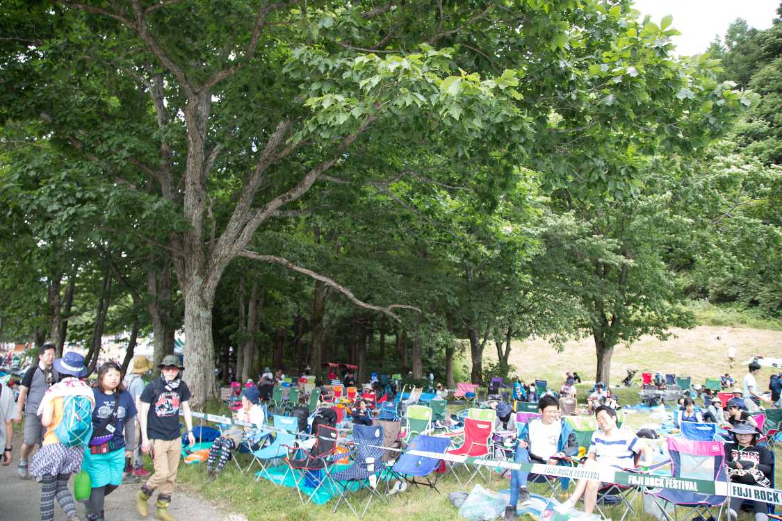 金曜の午後0時5分ごろ。木陰はすぐいすで埋まります。