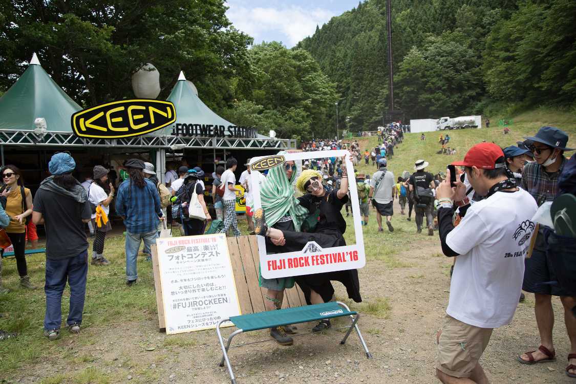 キーンの記念撮影は足を見せます。見せなければいけないということはないと思います。