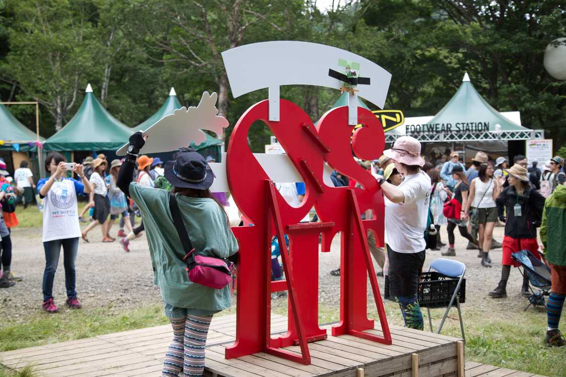 ロバート・インディアナの有名な現代アート「LOVE」を模倣しています。