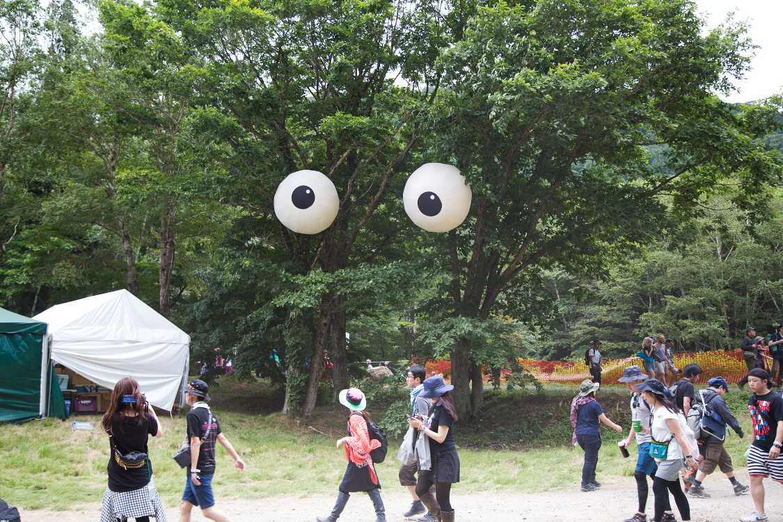 数年前からある大きな目玉。風に揺れて目の位置が変わると表情が変わります。