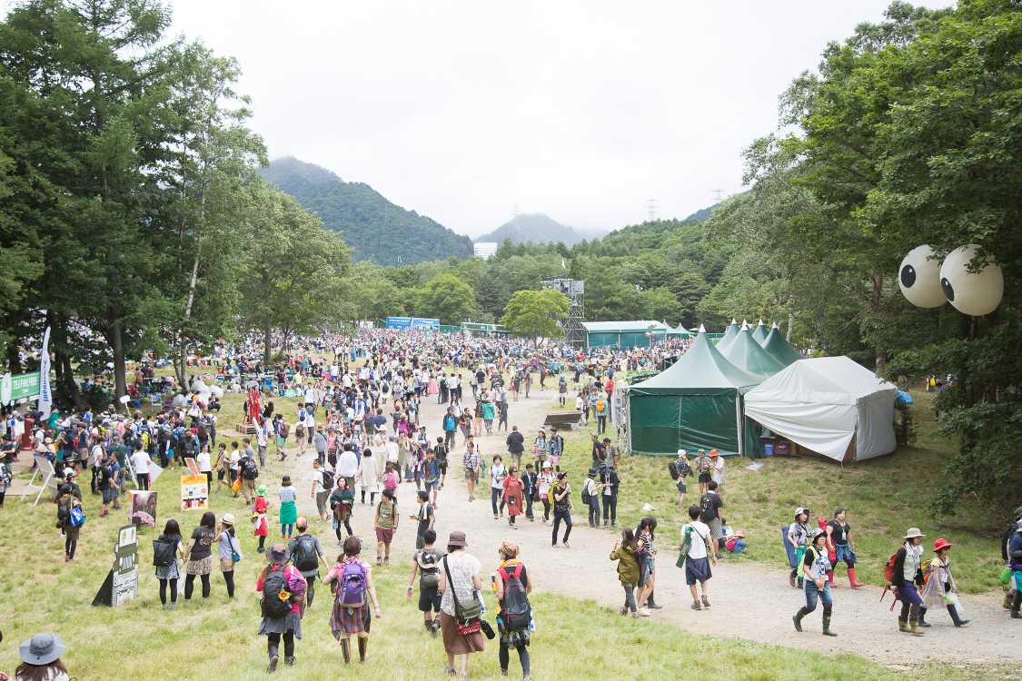 ホワイトステージ、キッズランド方面へのメイン導線。