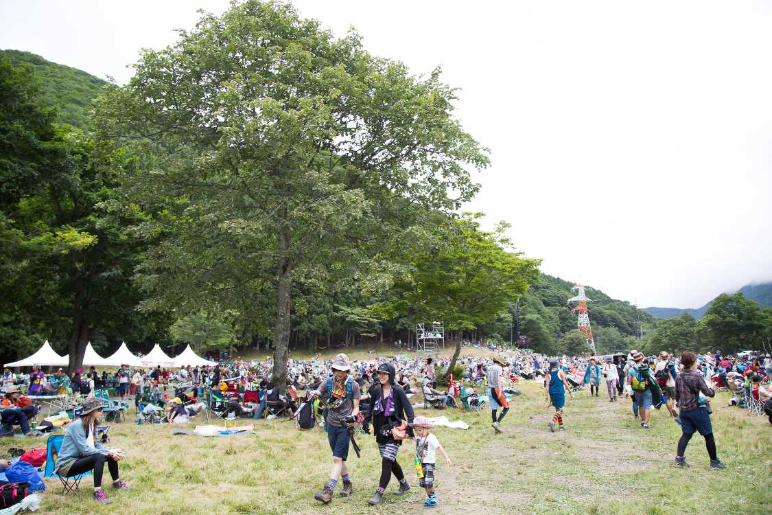 グリーンステージの北側、象印の給茶の手前。